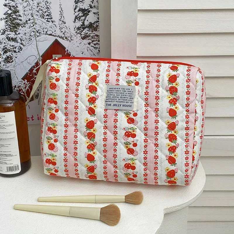 Fi Red Flower Strberry Makeup Quilted Bag Womens Large Capacity Cosmetics Storage Bag Handbag Womens Brush BoxXJ250415