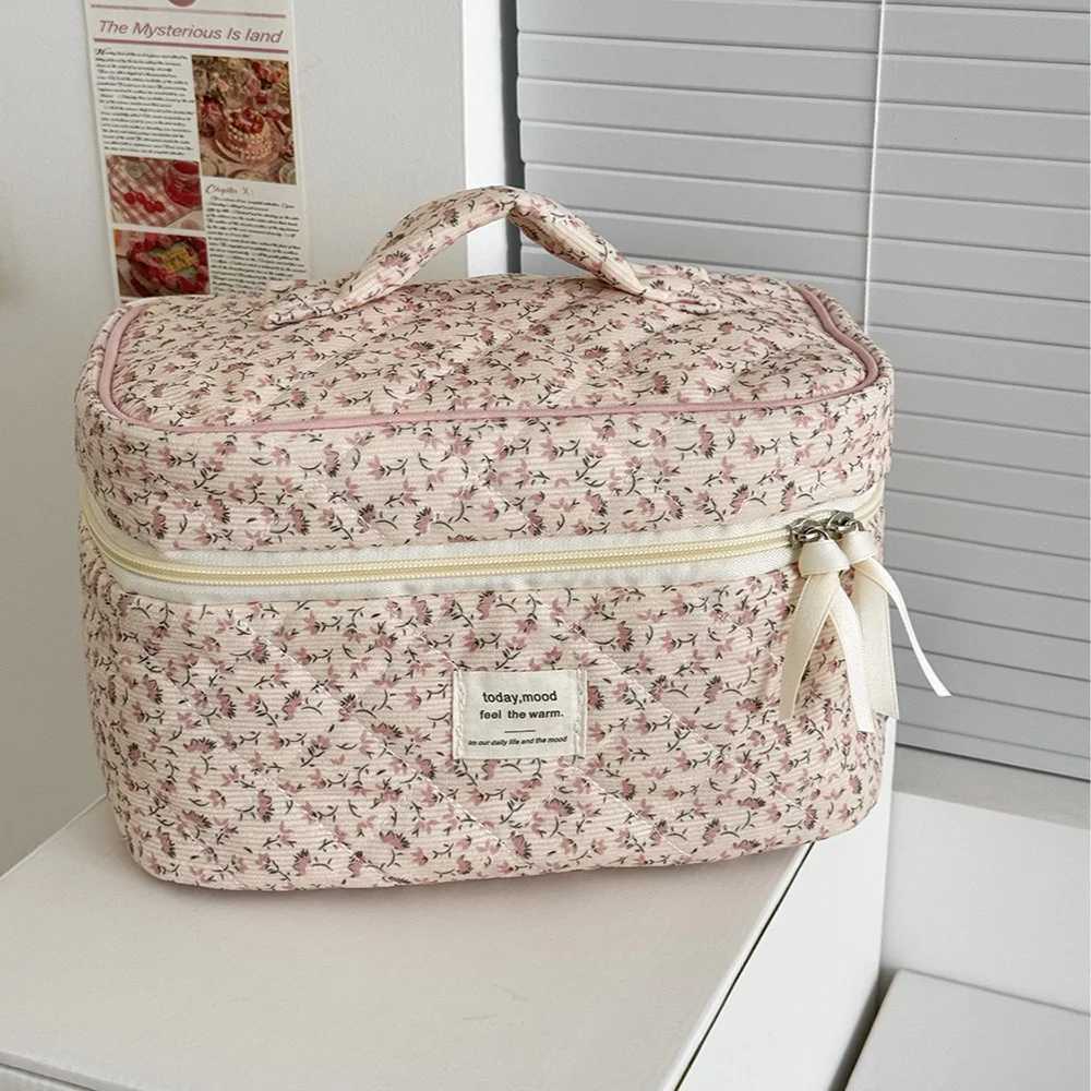 Vintage womens floral printed cosmetic handbag travel organizers makeup storage bag large capacity bedding bag giftXJ250415