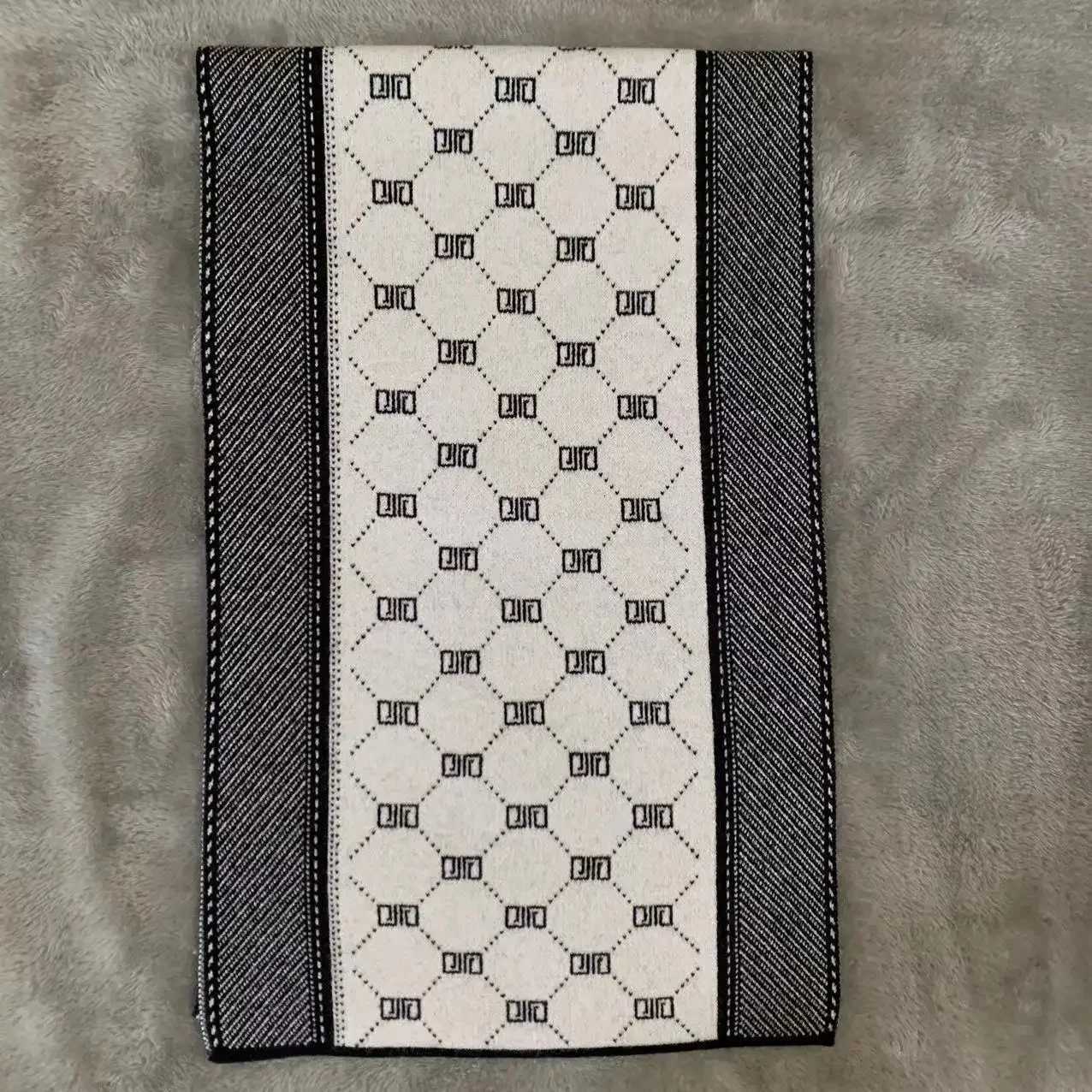 Luxury Fashion Brand Design Scarf Men Autumn Winter New Daily Versatile Warm Muffler Male Cold Day Knitted Windproof Long Scarf Gents Y251115