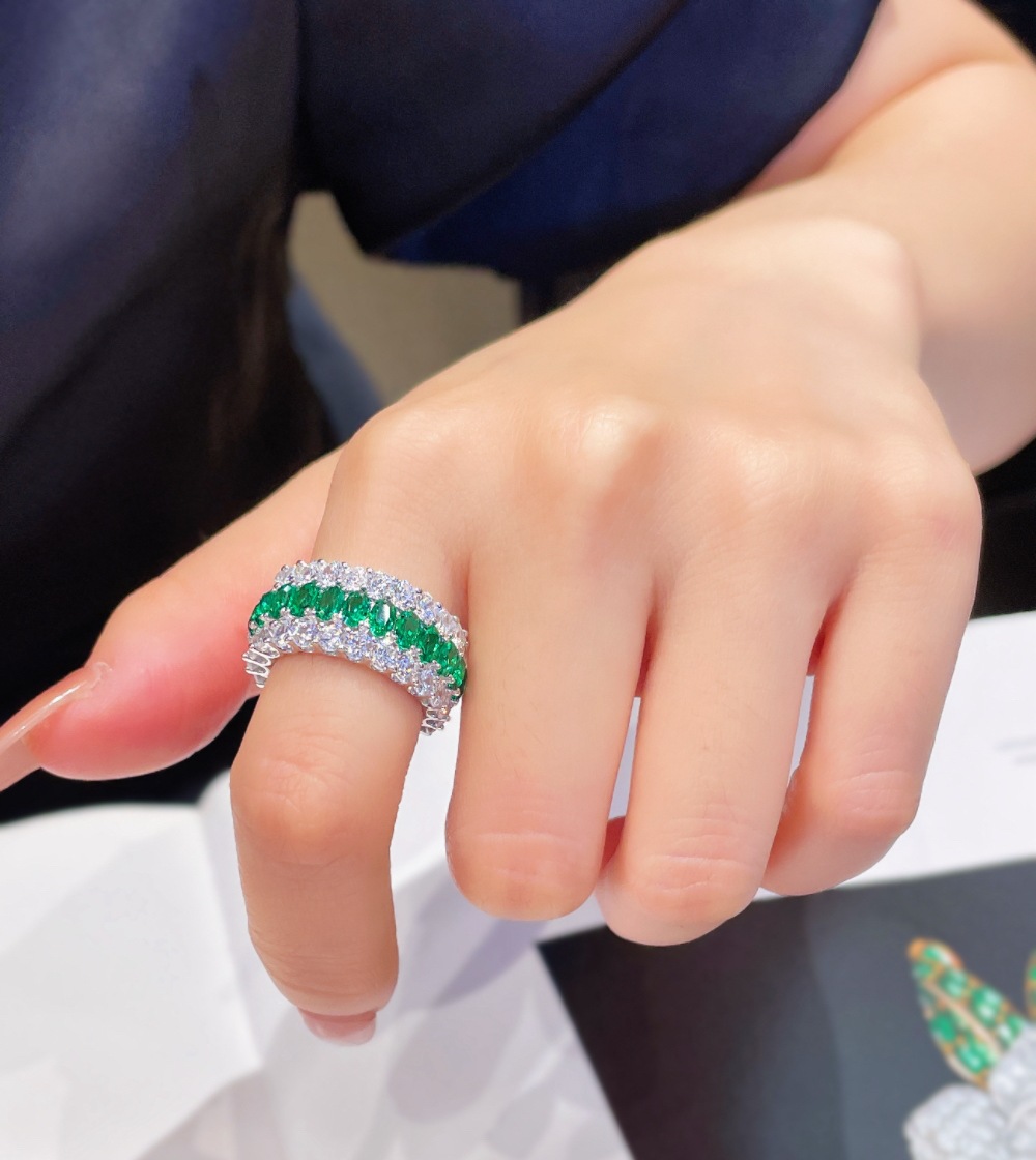 2025 Brand Sparkling Wedding Rings Luxury Jewelry 925 Sterling Silver Fill Oval Cut Emerald Zircon CZ Diamond Designer Party Elegant Women Engagement 