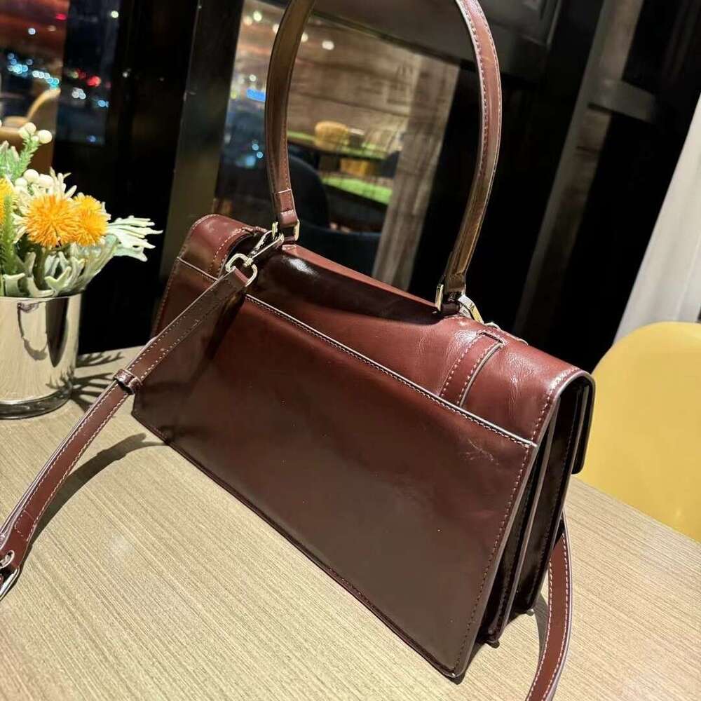 Mm Women's Bags Head Layer Oil Wax Cowhide Mailman Briefcase Leather Armpit Shoulder Crossbody Organ Flip Lock Bag