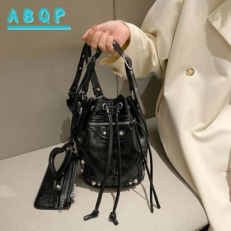 Crossbody female new heavy industry locomotive wind rivet tide pump with bucket fashionable shoulder bag mirror wallet