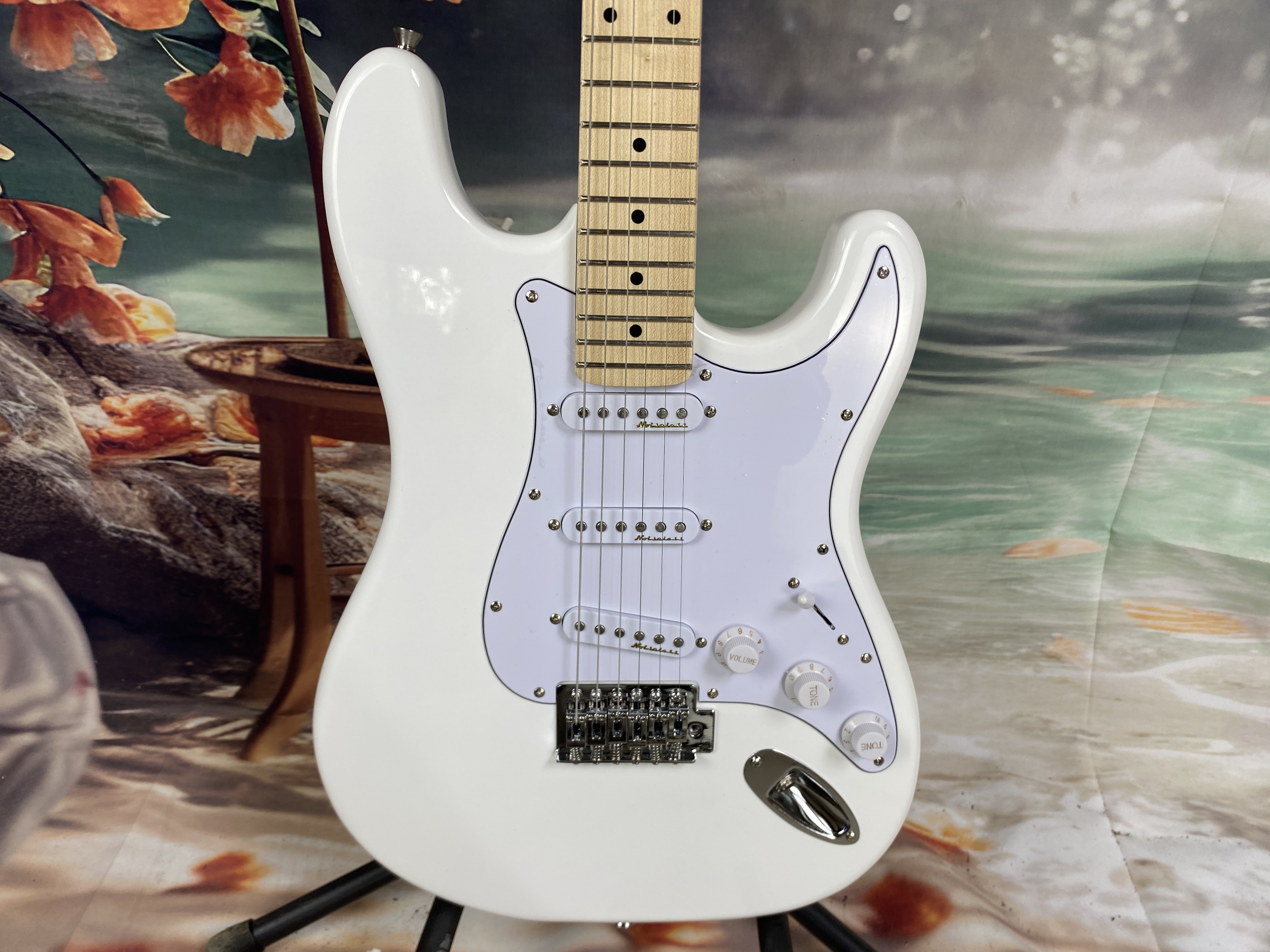 White ST Electric Guitar 22 frets 6 string Quality Assurance basswood body Maple neck Real photo