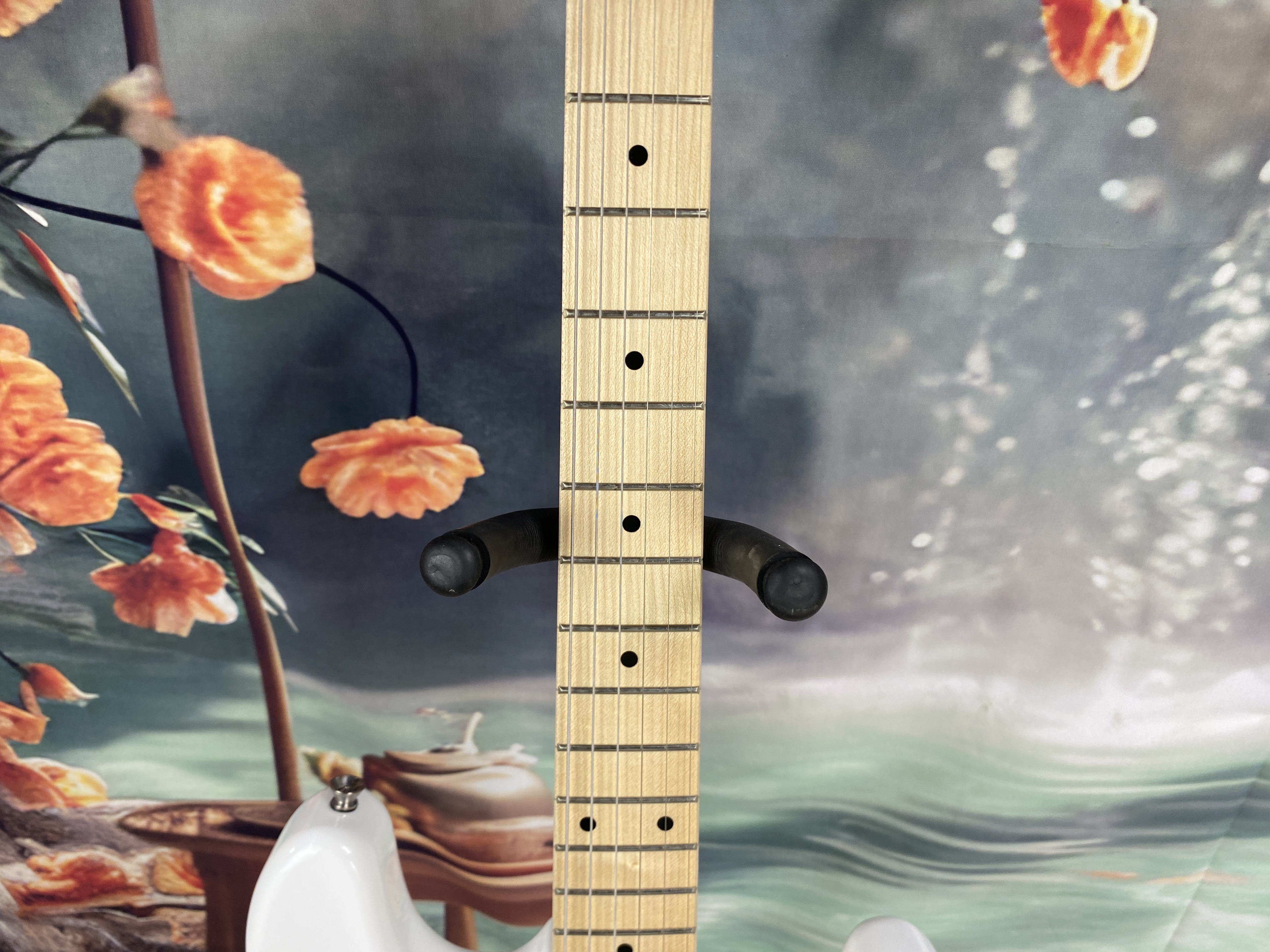 White ST Electric Guitar 22 frets 6 string Quality Assurance basswood body Maple neck Real photo
