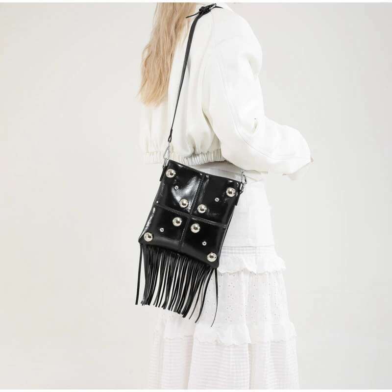 Ladies Large Capacity Crossbody Retro Tassel Handbag High Quality Rivet Shoulder Fashionable Versatile Women' Bag
