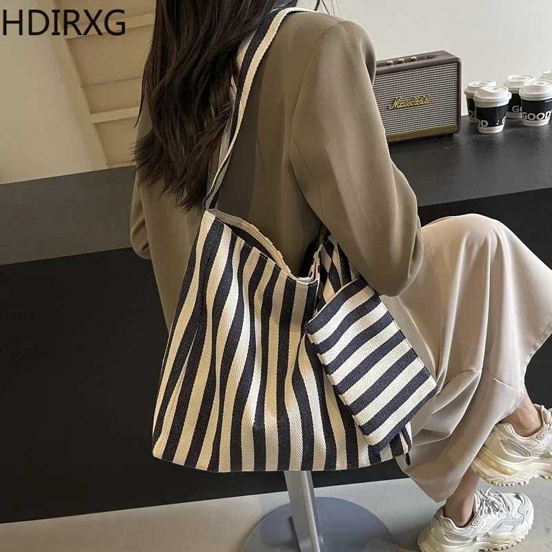 Nylon Zipper Strip Design Womens Shoulder Bag Fashion Communicating Shopping Handbag Womens Large Capacity Womens Handbag W250415