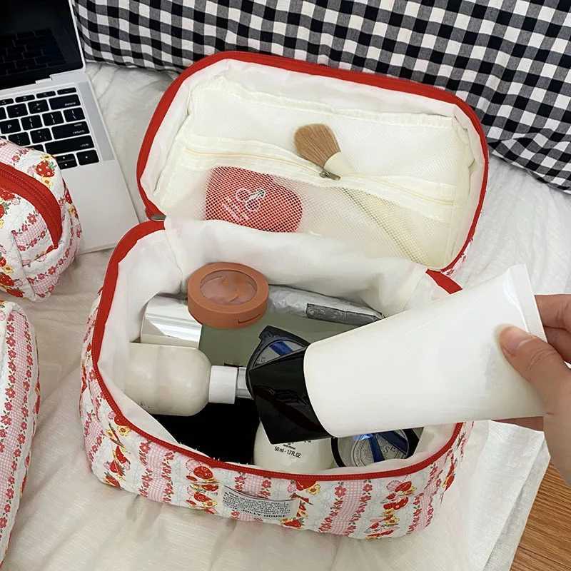 Fi Red Flower Strberry Makeup Quilted Bag Womens Large Capacity Cosmetics Storage Bag Handbag Womens Brush BoxXJ250415