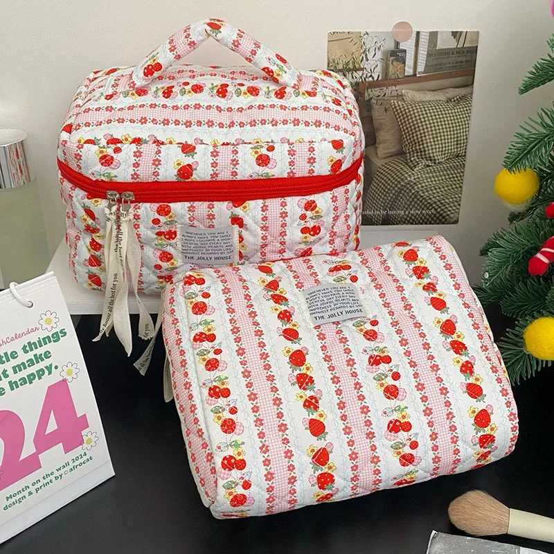Fi Red Flower Strberry Makeup Quilted Bag Womens Large Capacity Cosmetics Storage Bag Handbag Womens Brush BoxXJ250415