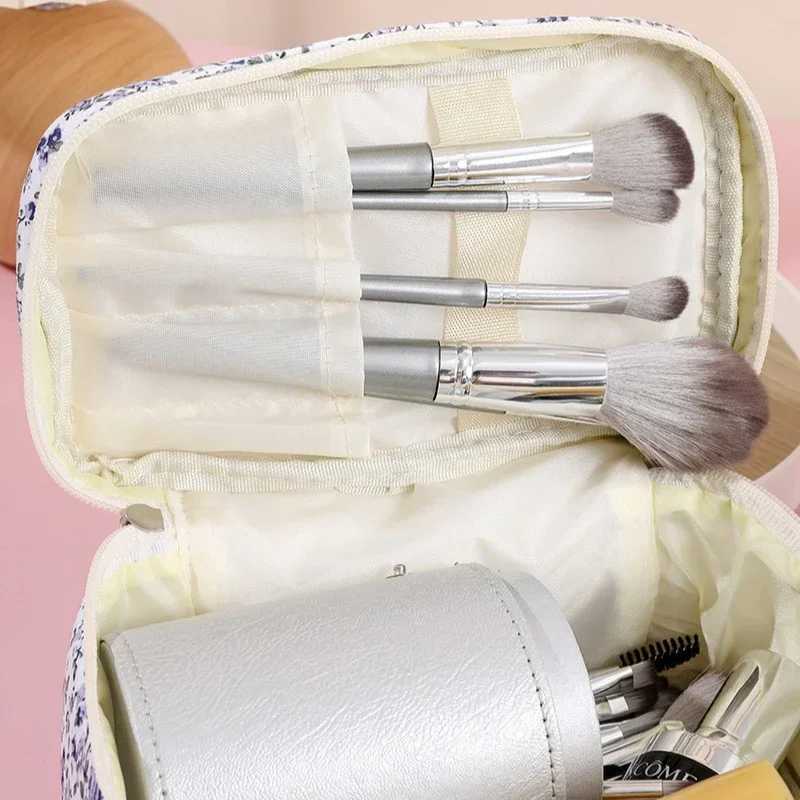 Womens Cotton Makeup Bag Retro Makeup Bag Flower Large Capacity Handbag Portable Makeup Bag Travel Organizer BagXJ250415