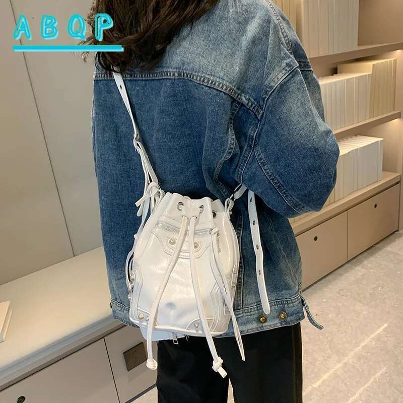 Crossbody female new heavy industry locomotive wind rivet tide pump with bucket fashionable shoulder bag mirror wallet