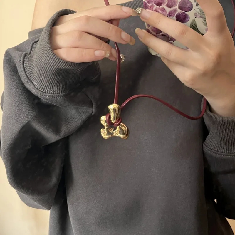 Niche Retro Hollow Pendant Necklace Japanese and Korean Minimalist Fashion Leather Rope Adjustable Sweater Chain Accessories 250408