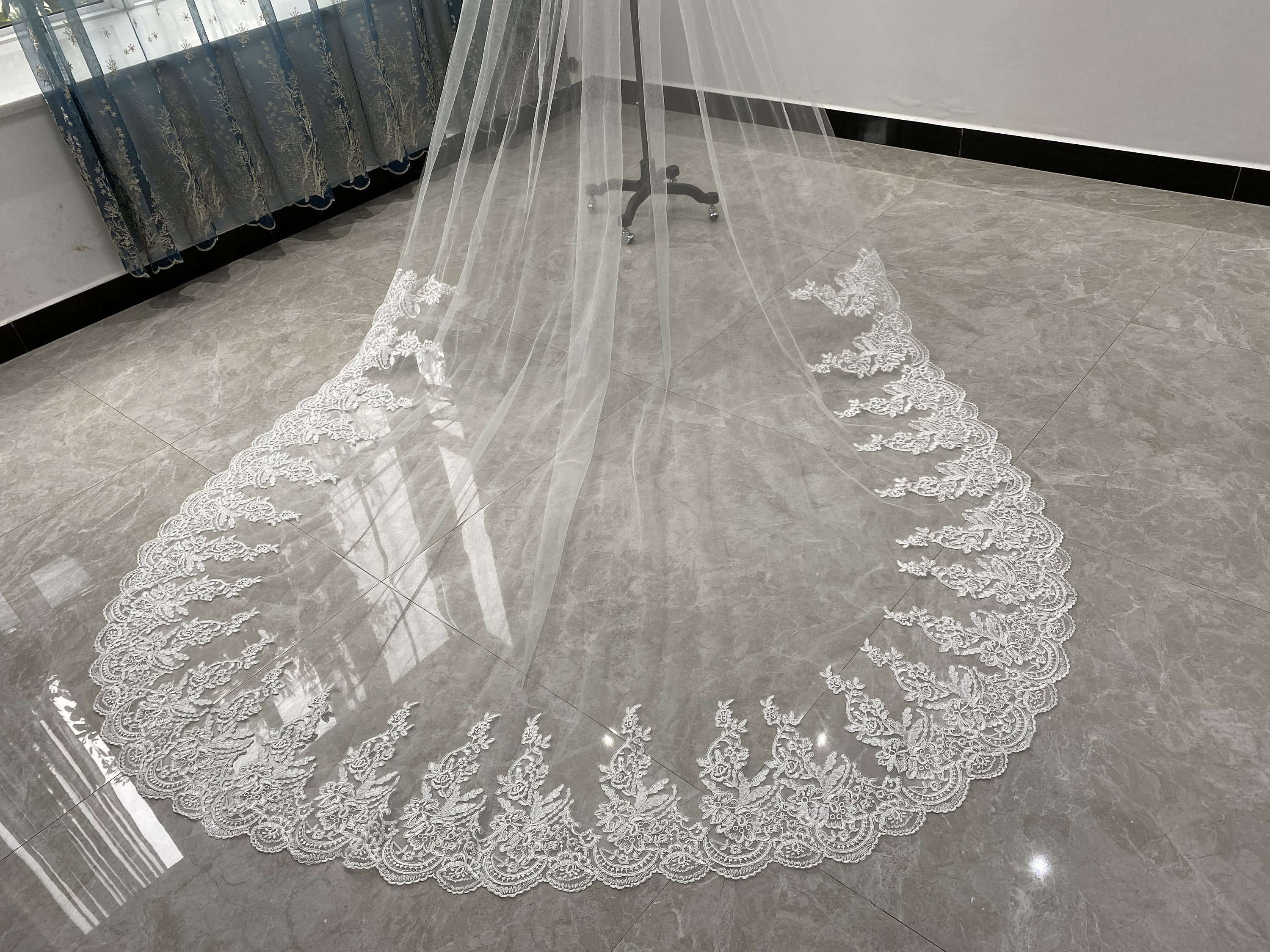 Graceful 3 Meters White Ivory Wedding Veils with Full Appliques Long Lace Edge Bridal Head Veil with Comb For Marriage Bride Women's Accessories 