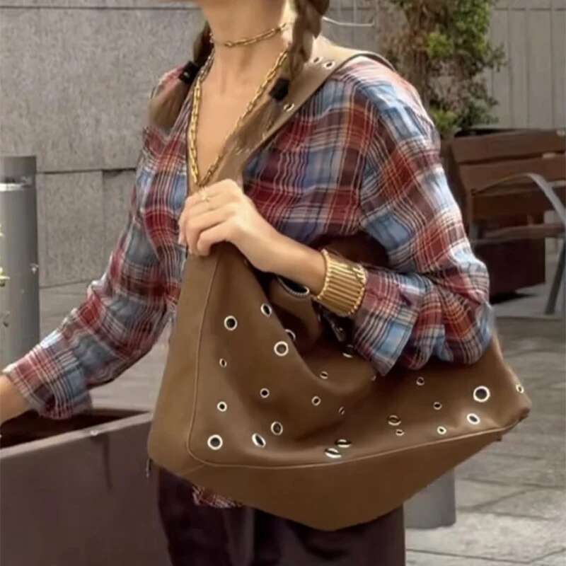 Brand Niche Design Retro Rivet Shoulder 2025 New Hollow Large Capacity Tote Trendy Motorcycle Fashionable Women' Bag
