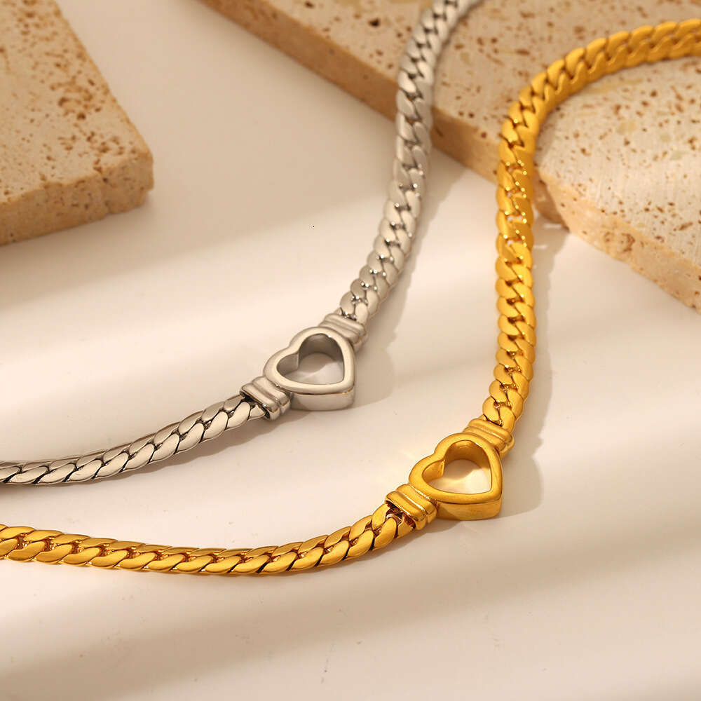 Hollow out heart-shaped collarbone chain, light , niche, cold style, Instagram blogger, fashionable and personalized titanium steel necklace