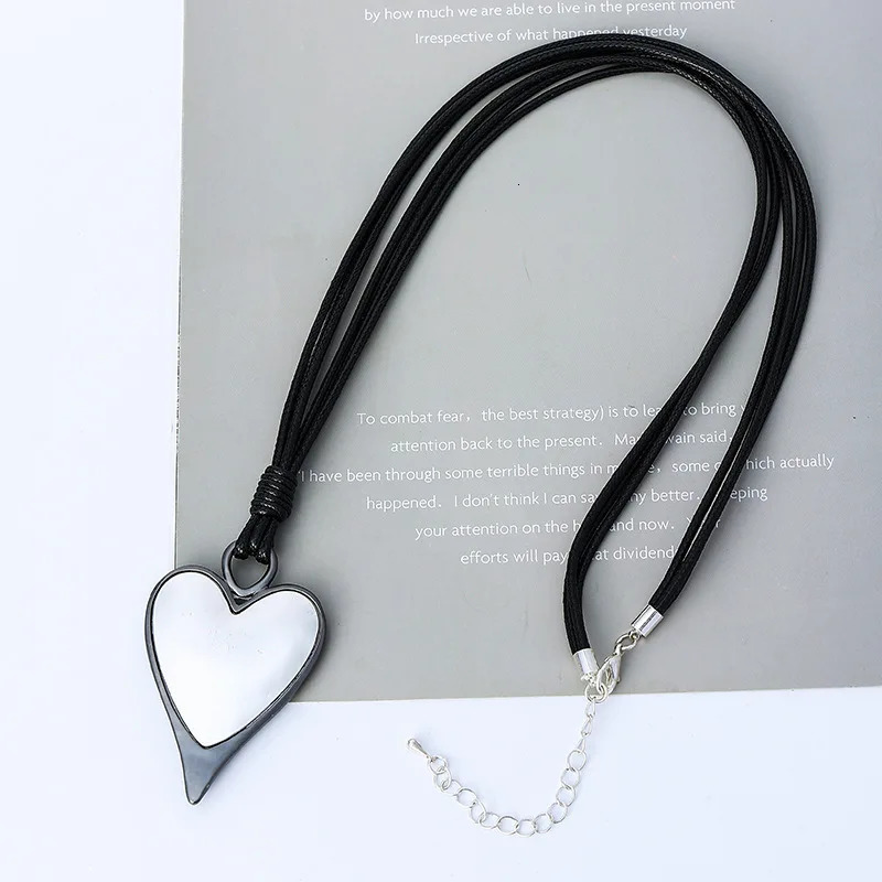 Kaseakia Womens Long Metal Necklace Heart Pendant Sweater Chain Fashionable Retro Jewelry Accessories 250408