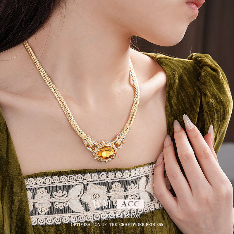 Medieval vintage necklace snake bone, oval inlaid with dias, geometric necklace, court style, niche and high-end accessories