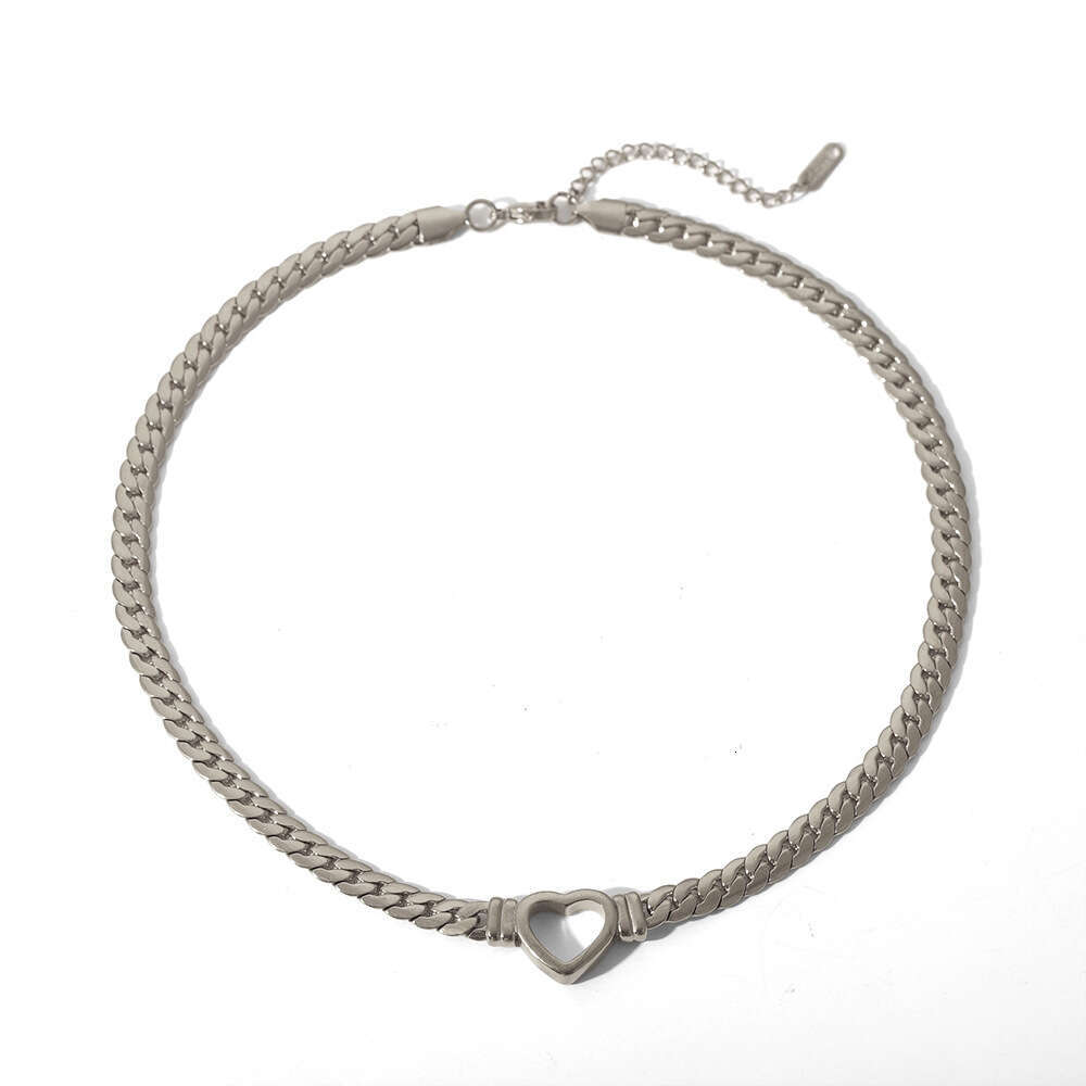 Hollow out heart-shaped collarbone chain, light , niche, cold style, Instagram blogger, fashionable and personalized titanium steel necklace