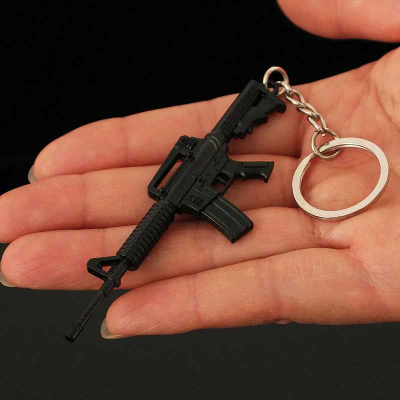 9cm Mini Gun Model M4A1 Keychain Model Jewelry Weapon Metal Pendant Keychain Chaveiro Package Car Keyholder Childrens Gift M250415