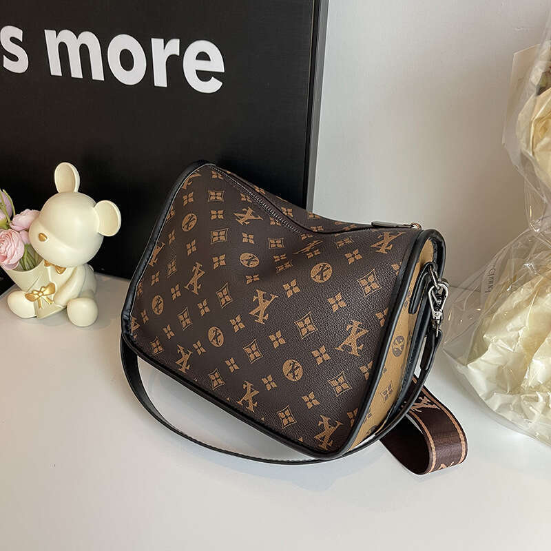 High-end Retro for Women 2025 New Versatile Large Capacity Commuter Stylish Fashion Single Shoulder Crossbody Bag Trendy