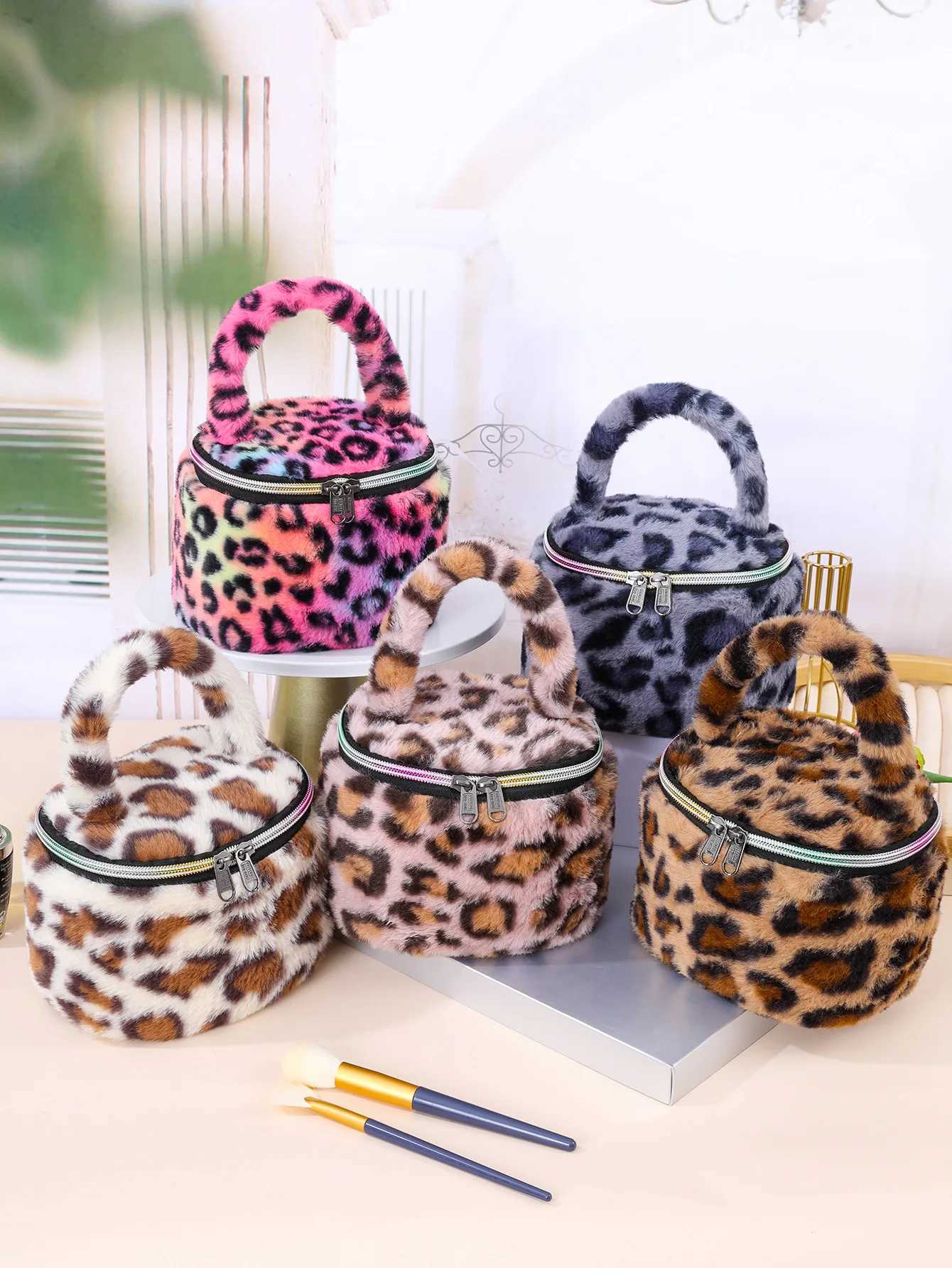 Imitati Leopard Pattern Plush Makeup Bag Travel Portable Toilet Storage Bag Womens Handbag Lipstick Makeup BagXJ250415