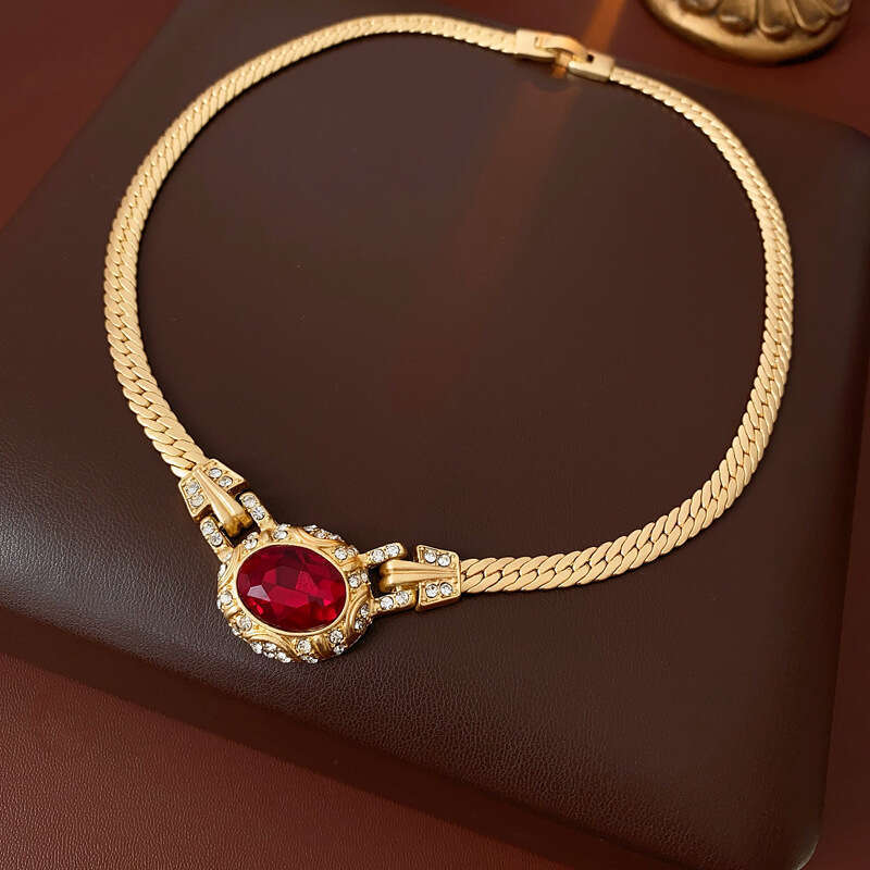 Medieval vintage necklace snake bone, oval inlaid with dias, geometric necklace, court style, niche and high-end accessories