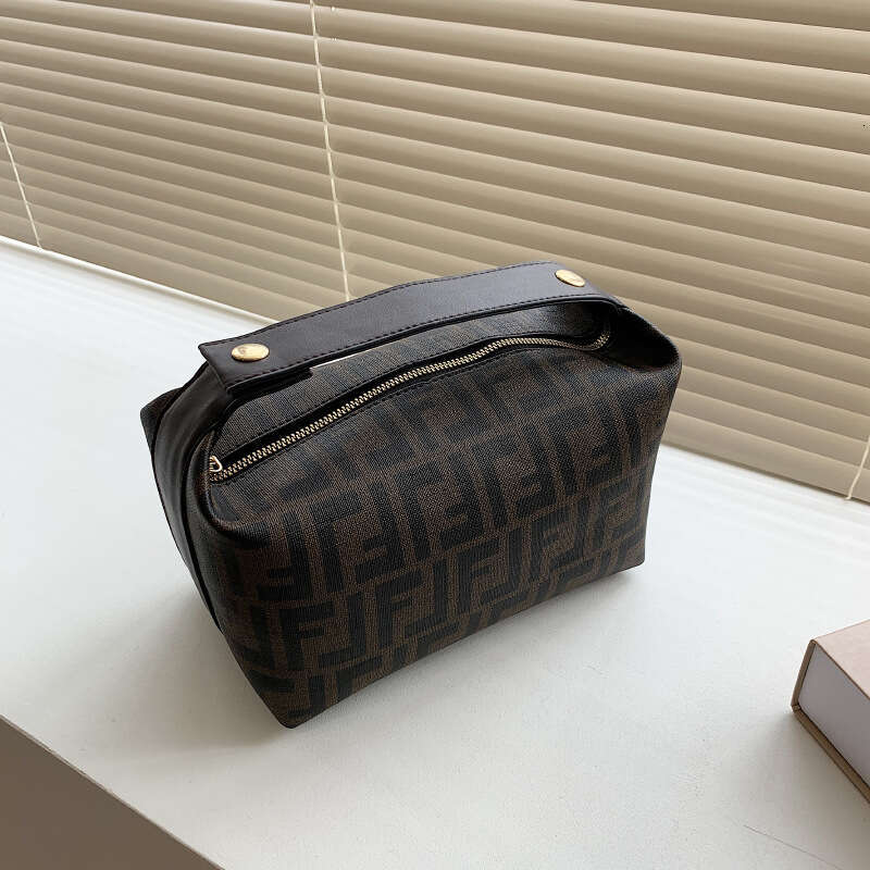 Makeup high appearance outings, 2024 new print, convenient travel, large capacity skincare storage bag for carrying with you