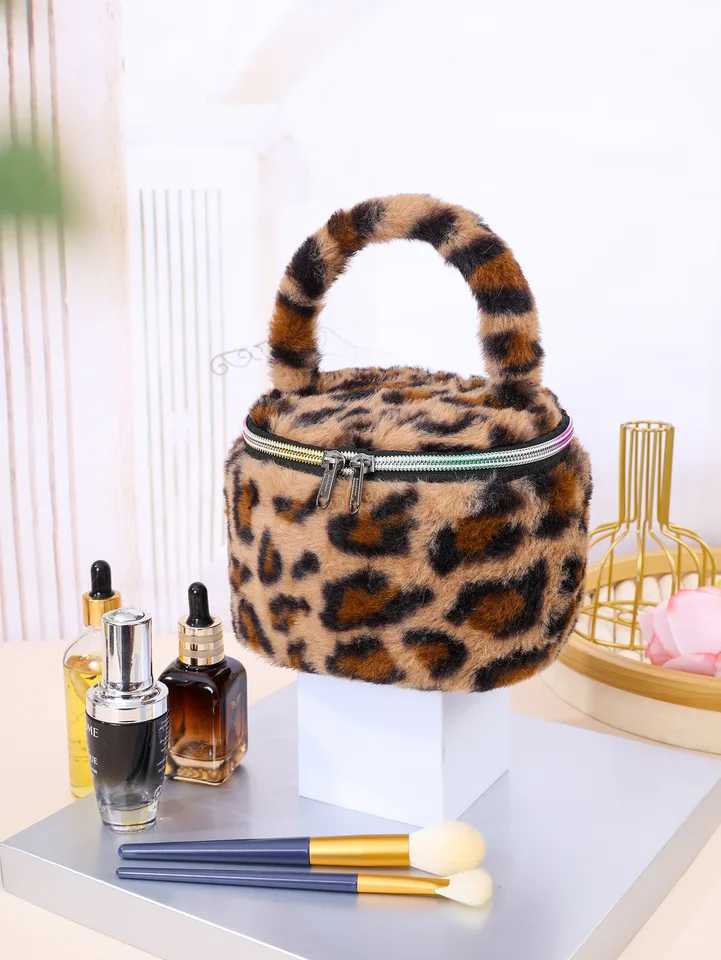 Imitati Leopard Pattern Plush Makeup Bag Travel Portable Toilet Storage Bag Womens Handbag Lipstick Makeup BagXJ250415