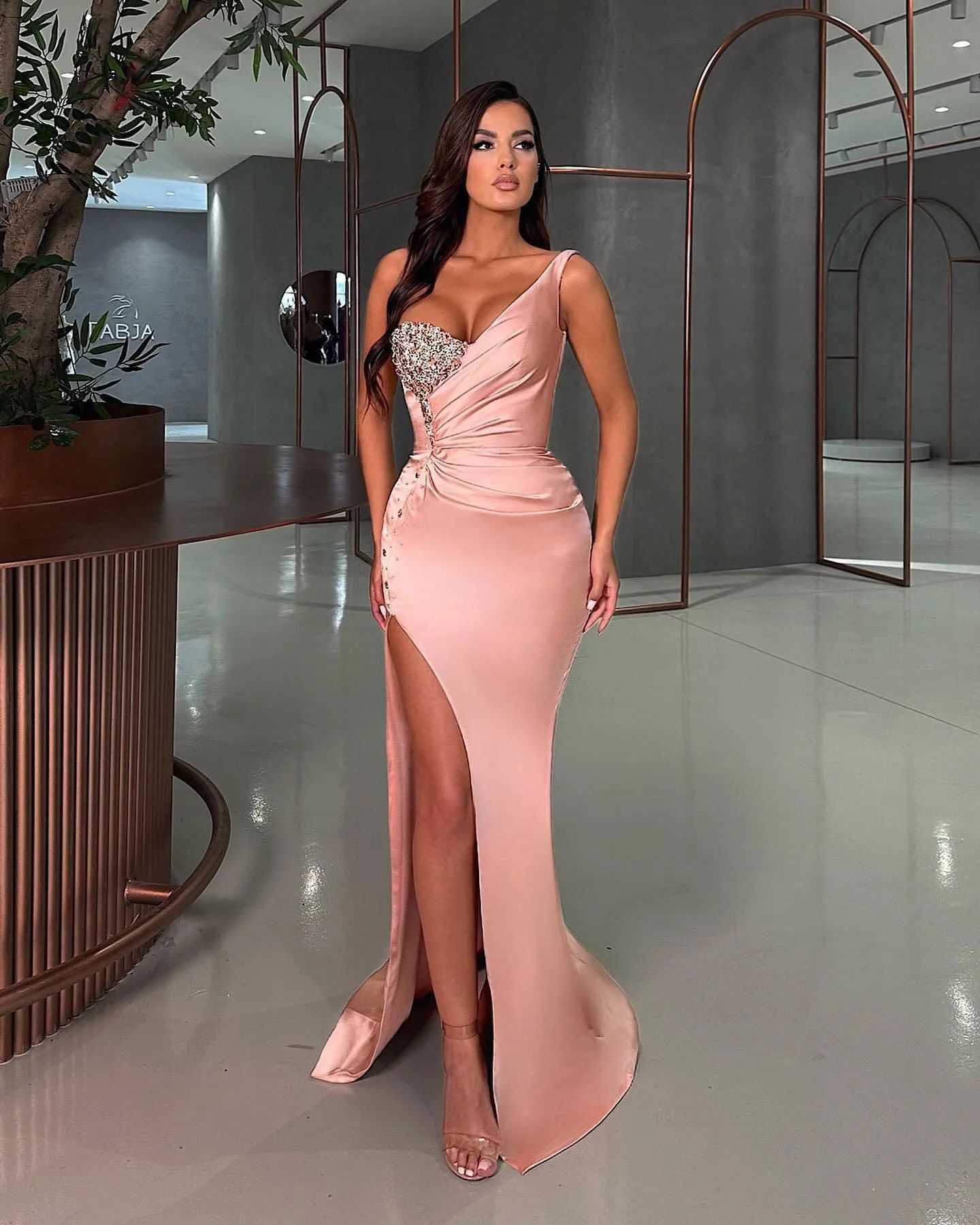 Modest Pink One Shoulder Prom Dresses with Split Beadings Satin Bead Mermaid Evening Party Gowns Sweep Train Vestidos de fiesta Custom Made 01