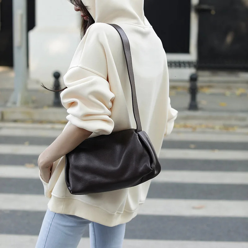 Advanced full grain leather womens cross body bag minimum value Versatile pillow homeless wallet womens lightweight casual shoulder bag 250410