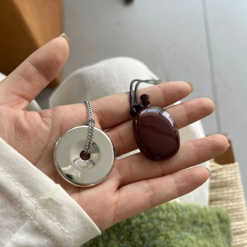 Bloggers Same Water Bottle Solid Pendant Safety Buckle Metal Long Hair Clothing Chain Simple Niche Cool Style Necklace 250408