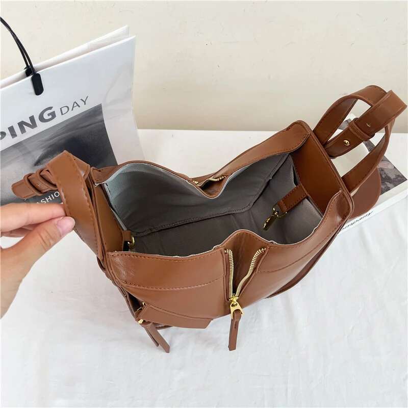 Texture Women's Single Shoulder Underarm Niche Casual Versatile Lock Crossbody Advanced Design Solid Color Bag