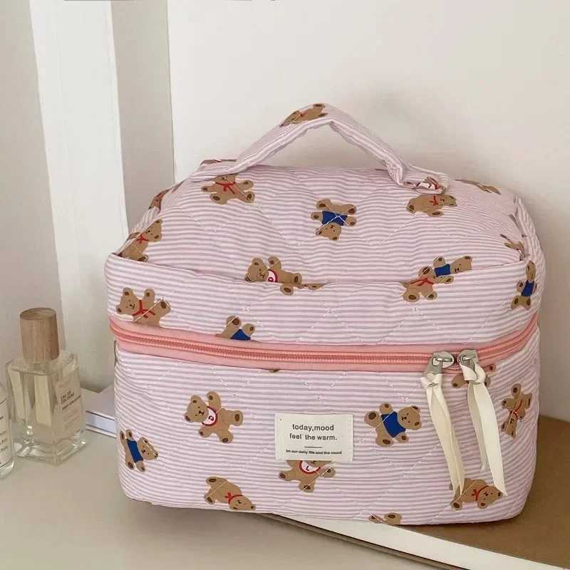 2024 Pink Bear Quilted Womens Makeup Bag Cute Zipper Makeup Travel Organizer Womens HandbagXJ250415