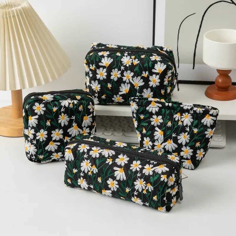 Embroidery Chrysanthemum Makeup Bag Portable Travel Handheld Makeup Bag Skin Care Bucket BagXJ250415