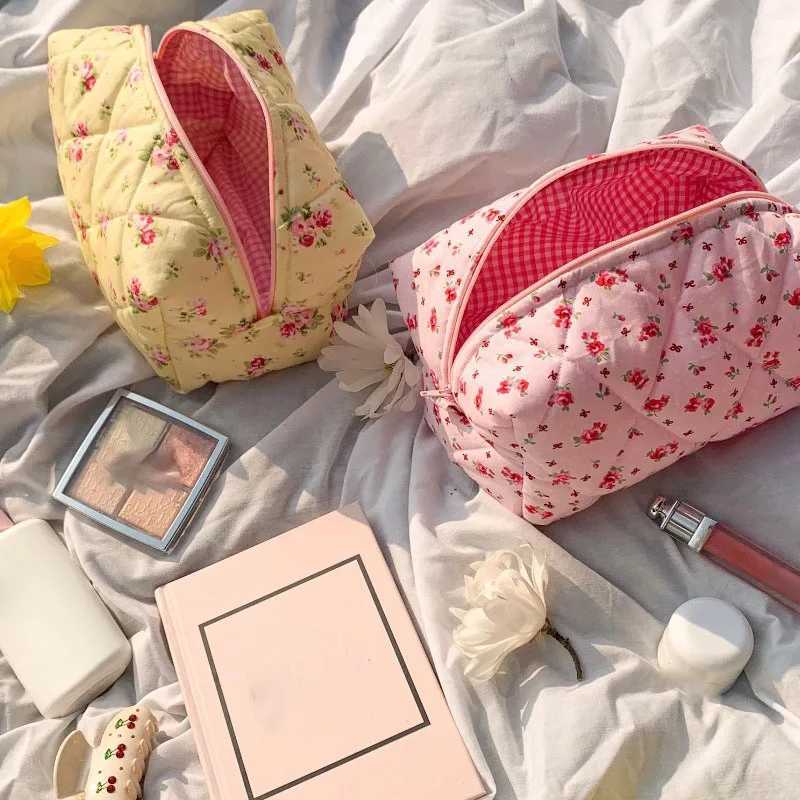Cute floral makeup bag large quilted makeup organizer zippered storage bag soft box for women and girlsXJ250415
