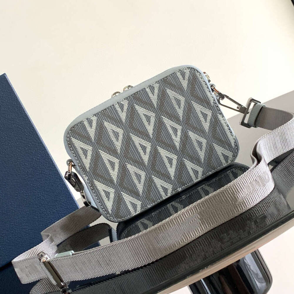 2024 New Men's Shoulder Canvas Jacquard Crossbody Fashionable Unisex Printed Small Square Camera Bag
