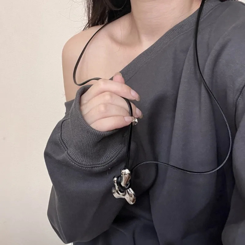 Niche Retro Hollow Pendant Necklace Japanese and Korean Minimalist Fashion Leather Rope Adjustable Sweater Chain Accessories 250408