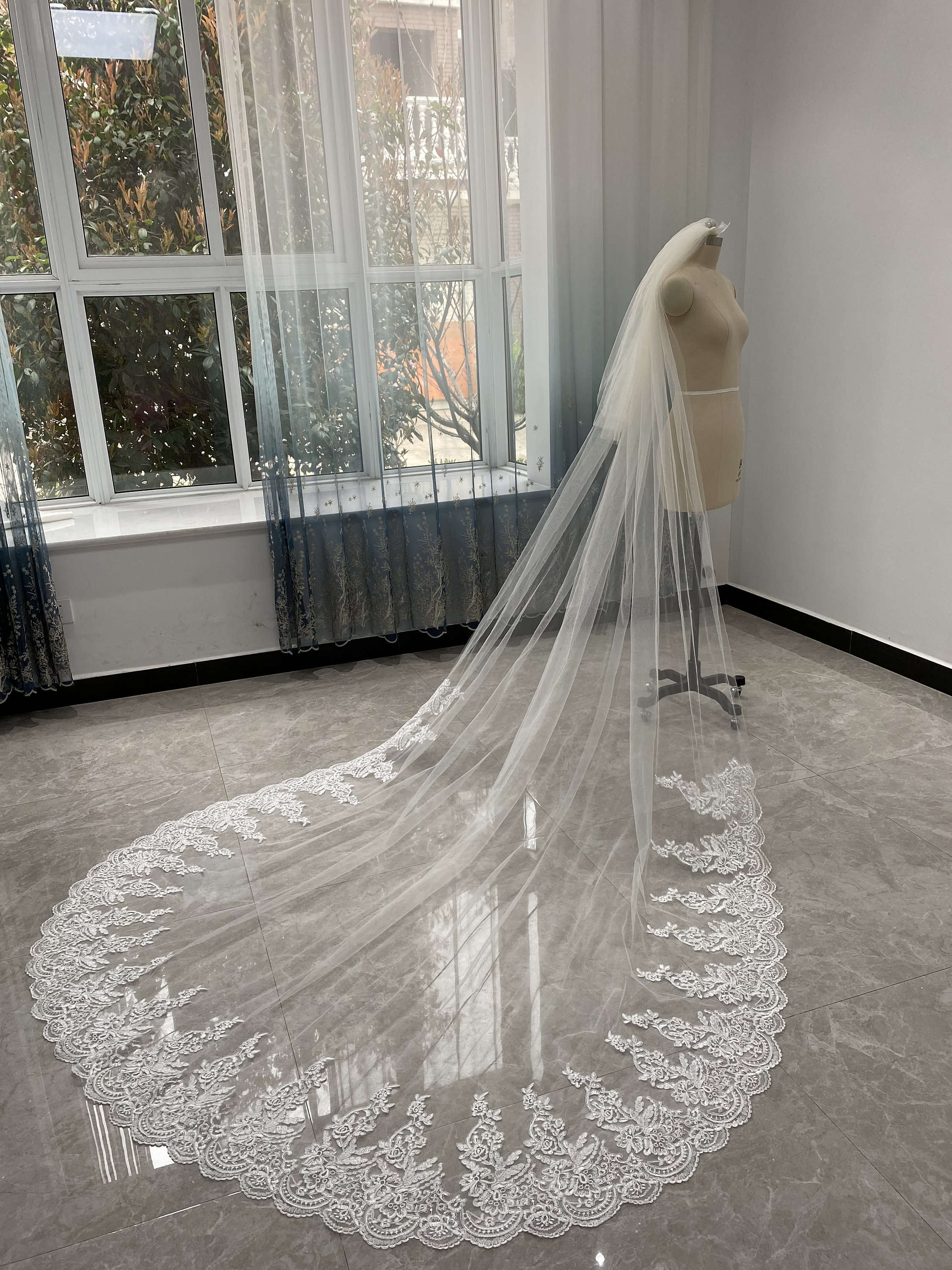 Graceful 3 Meters White Ivory Wedding Veils with Full Appliques Long Lace Edge Bridal Head Veil with Comb For Marriage Bride Women's Accessories 