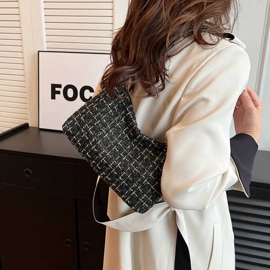 Hobos Woolen Plaid Underarm Bag Dacron Soft New Luxury Designer Handbags Appliques Korean Style Purse Crossbody Bag Party C251115