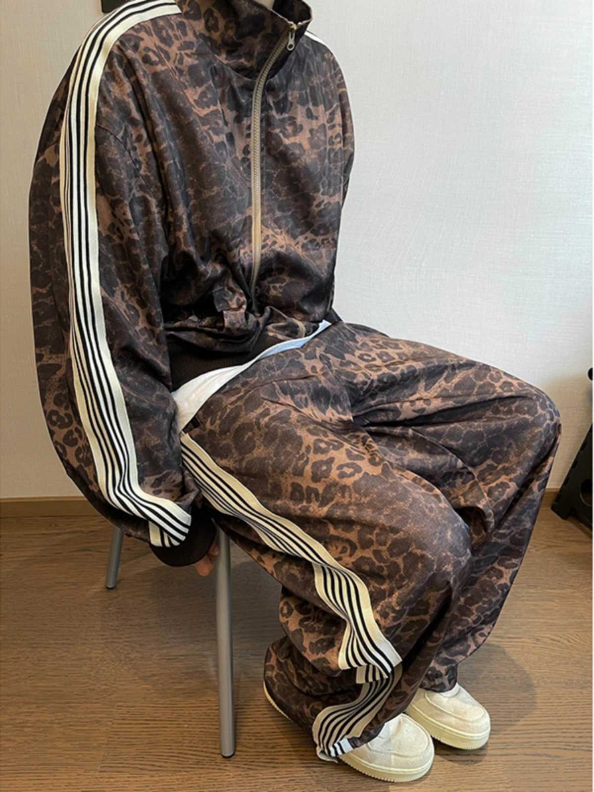 Vintage leopard print sports jacket from a trendy brand, vintage digital print striped pants for men L251115