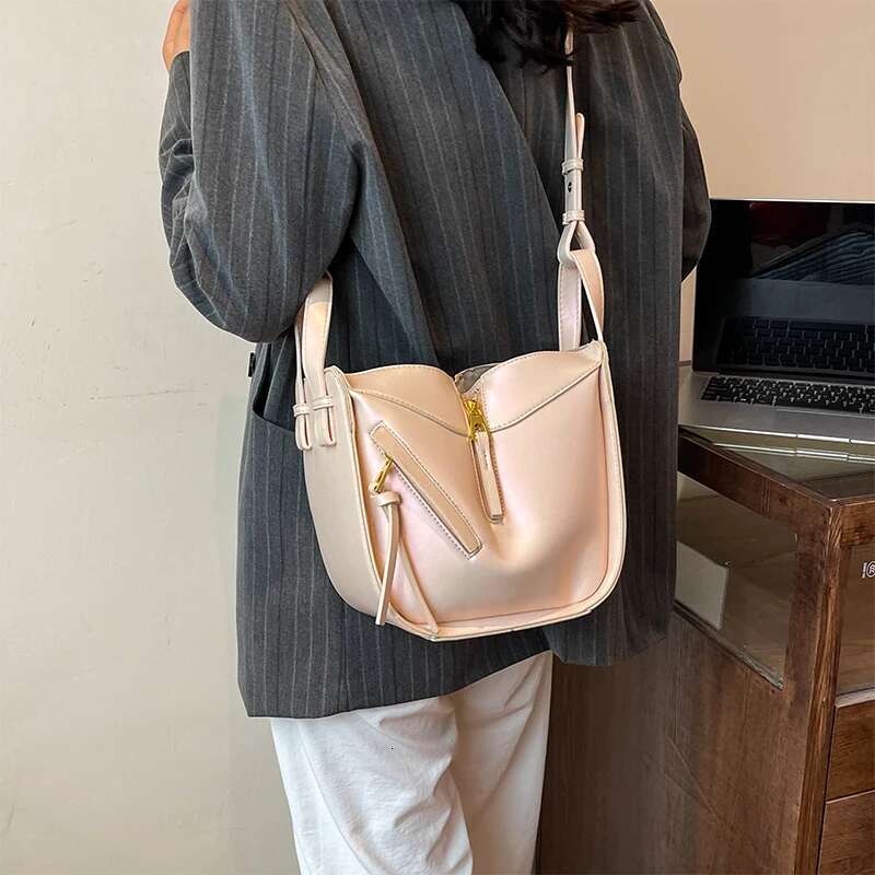 Texture Women's Single Shoulder Underarm Niche Casual Versatile Lock Crossbody Advanced Design Solid Color Bag