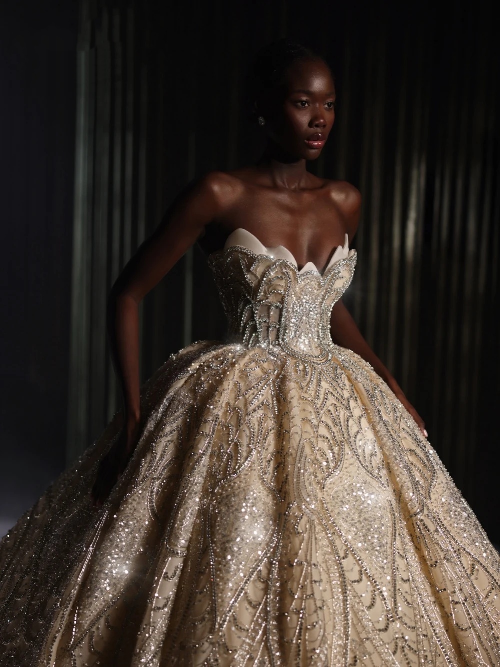 Gorgeous A Line Women Wedding Dress Sweetheart Neck Sleeveless Bridal Gowns Sequins Crystal Sweep Train Dress Custom Made