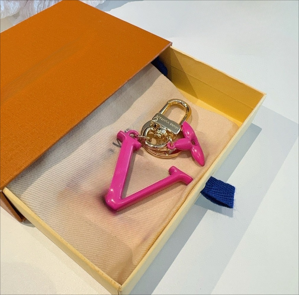 Leather High Quality Keychain Classic Exquisite Designer Car Keyring Alloy Letter Unisex Lanyard Gold Black Metal Jewelry With Box Gift Car Accessories