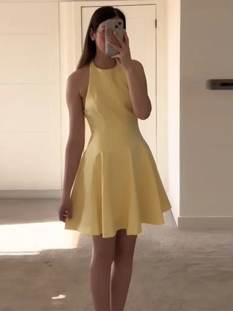 Womens yellow backless high waisted A-line dress fashionable sleeveless pleated slim mini dress Street party sexy robe 250415