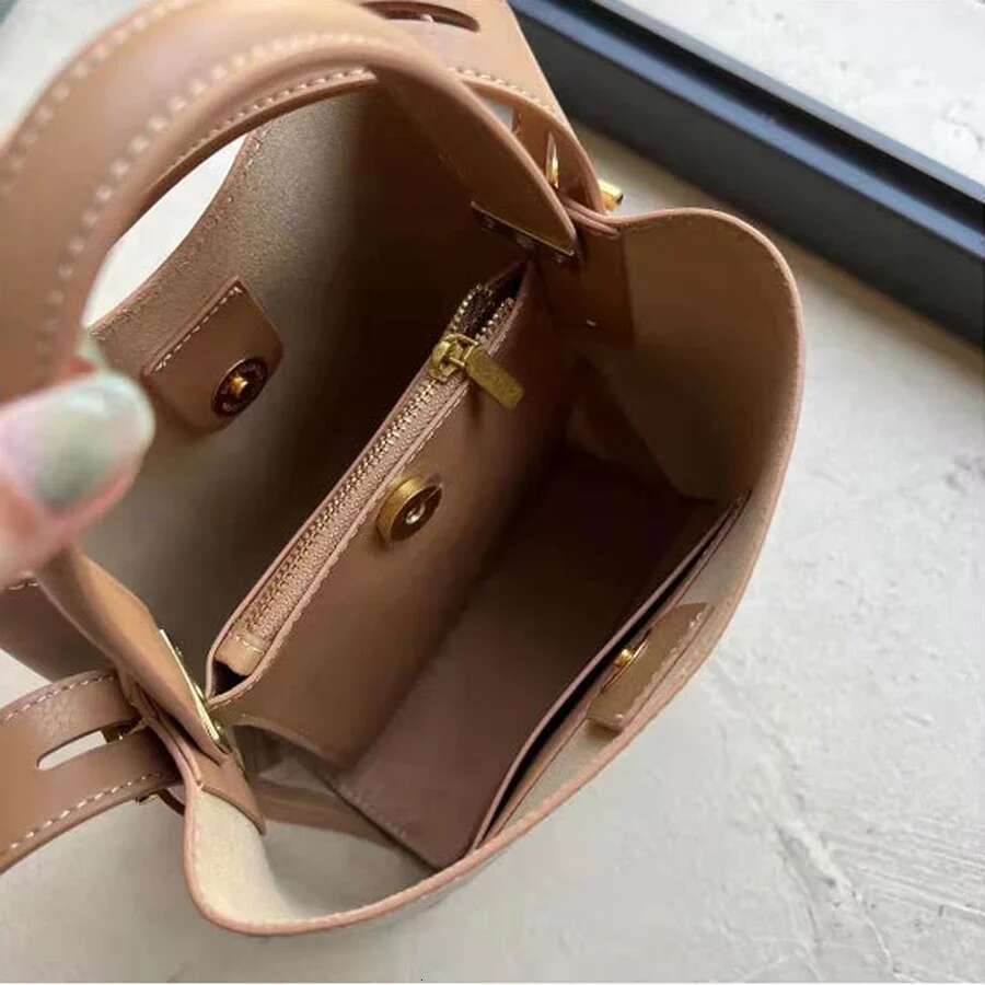 Designer Bag New Summer Small Bucket Tote Brown Color Cowhide Women Crossbody Bag Chic Design NAPPA Leather Female Handbag