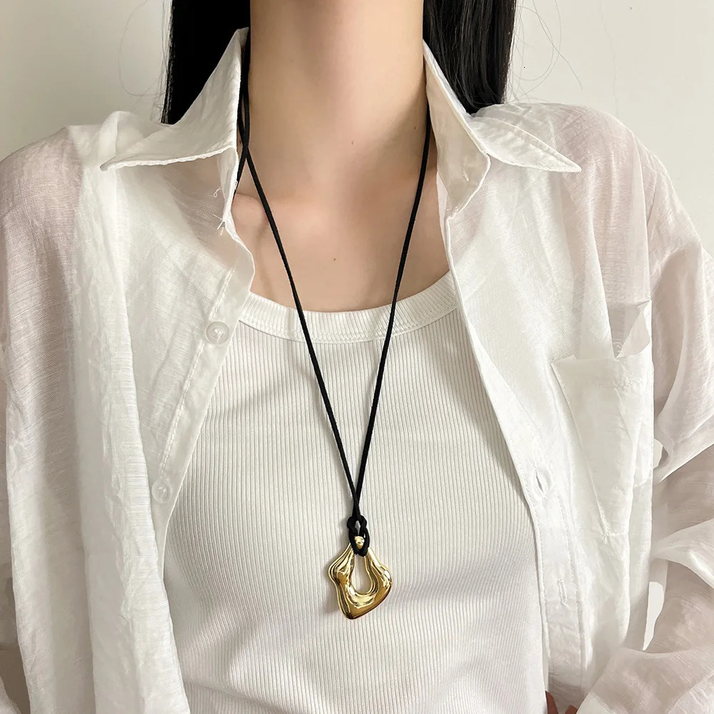 Niche Retro Hollow Pendant Necklace Japanese and Korean Minimalist Fashion Leather Rope Adjustable Sweater Chain Accessories 250408