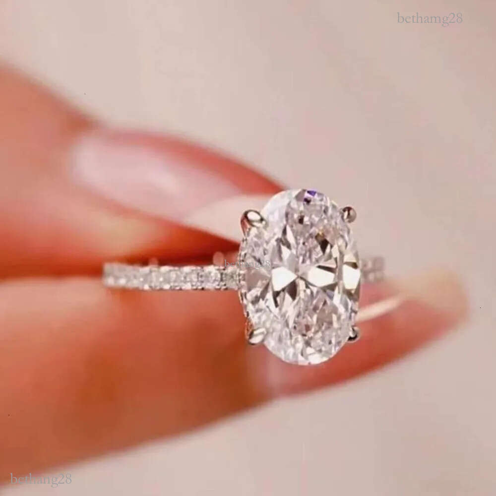 Yu Ying Customized 18K White Gold D color Oval Cut Moissanite Women Jewelry Wedding Set Rings Engagement Ring
