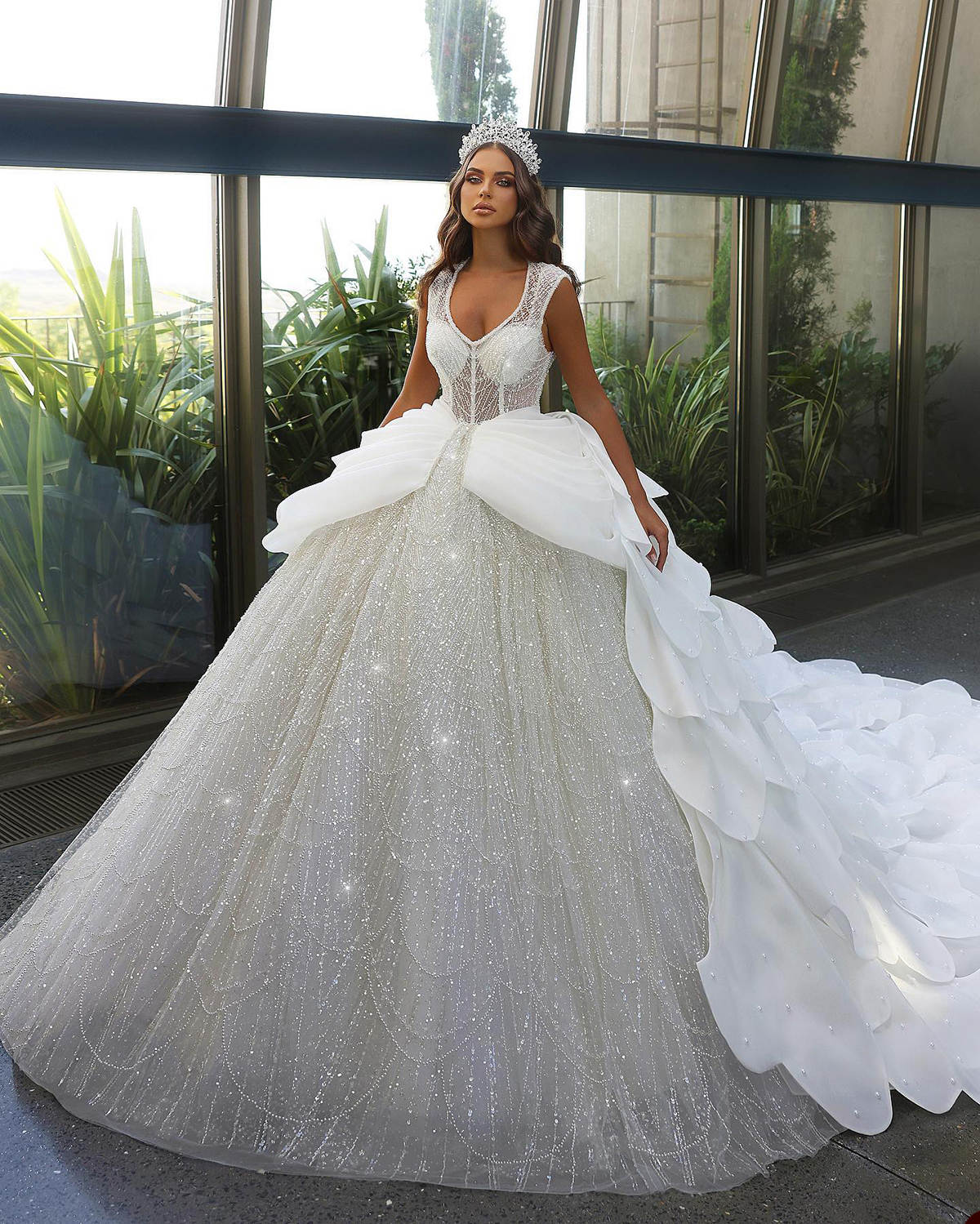 Luxury Ball Gown Wedding Dresses With Spaghetti Strap Lace Appliques Sequins Gown Backless Custom Made Plus Size For Special Occasion Bridal Gown Vest