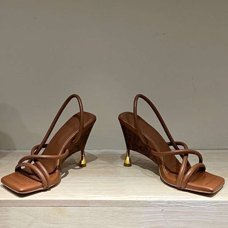 Very small designer brand, elegant and simple atmosphere, wood grain wedge sandals, cross-strap shaped high heels sandals