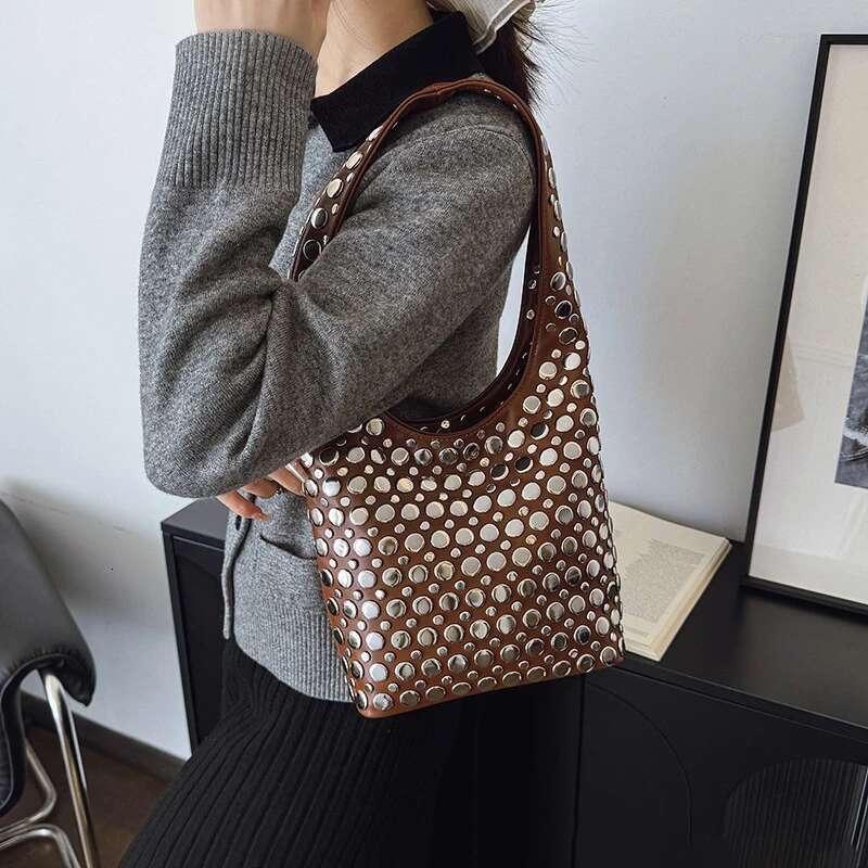 Trendy Punk Round Bucket Shiny Rivet Handbag Shoulder Bags Women Fashion Large Capacity Underarm Bag