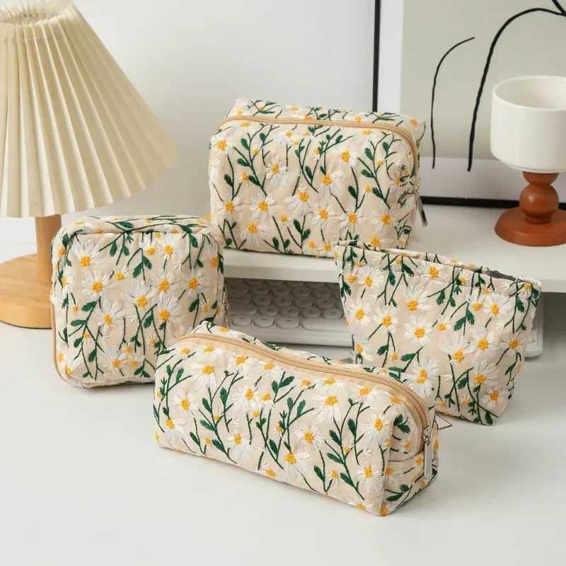 Embroidery Chrysanthemum Makeup Bag Portable Travel Handheld Makeup Bag Skin Care Bucket BagXJ250415